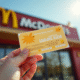 Chèque vacances devant un restaurant McDonald's en journée