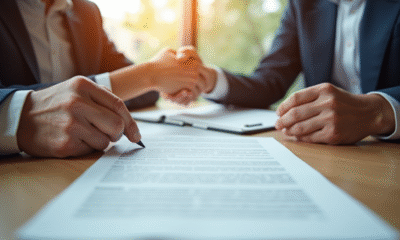 Échange de documents juridiques sur un bureau moderne