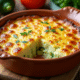Gratin de courgettes et pommes de terre doré en plat rustique