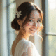 Mariée souriante avec coiffure chic à bob et perles