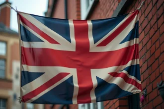 Drapeau Union Jack accroché sur un bâtiment en briques rouges à Londres, symbolisant le drapeau national du Royaume-Uni