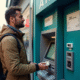 Voyageur confiant retirant de l'argent à un ATM en ville